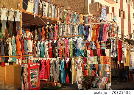 エジプト カイロのバザールの民族衣装店の写真素材