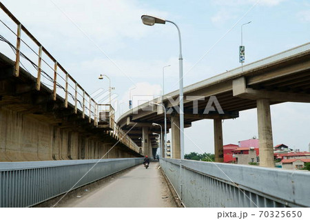 ベトナムのタンロン橋 70325650