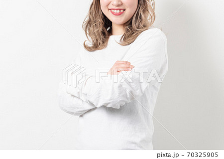 腕組みをする若い女性 70325905