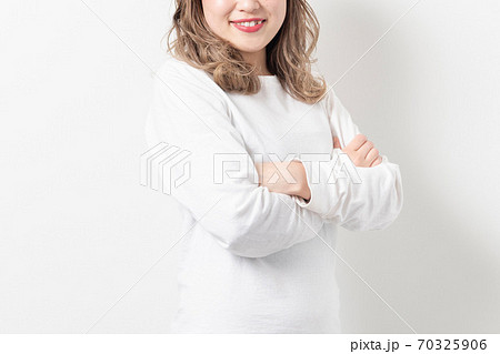 腕組みをする若い女性 70325906