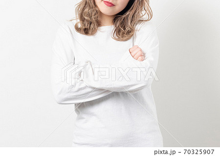 腕組みをする若い女性 70325907