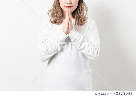 お願いする若い女性 お願いする若い女性 70325943