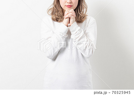 お願いする若い女性 お願いする若い女性 70325945