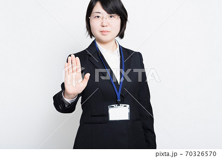 拒否のポーズをする女性 拒否のポーズをする女性 70326570