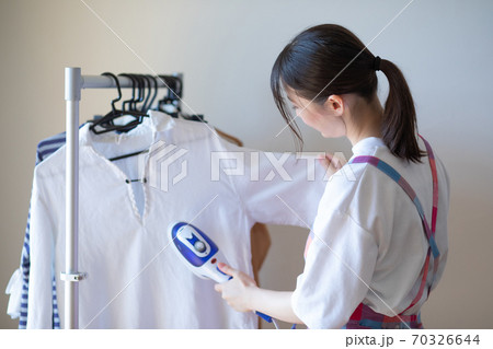 スチームアイロンをかける女性 70326644