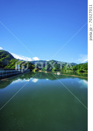 夏の奥多摩湖 北岸の岸辺から湖面、小河内ダムや南岸を望む 夏の奥多摩湖 北岸の岸辺から湖面、小河内ダムや南岸を望む 70327011