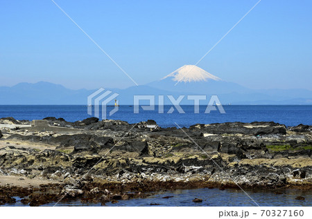 潮が引いた磯と富士山 70327160