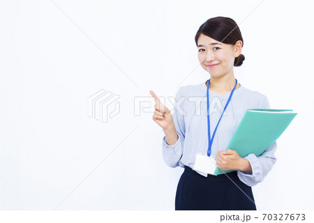 30代 ビジネスウーマン オフィスカジュアル 白バック 70327673