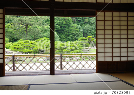 栗林公園掬月亭の座敷から眺めた景色 栗林公園掬月亭の座敷から眺めた景色 70328092