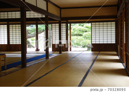 栗林公園掬月亭の室内の景色 70328093