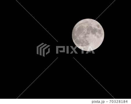 夜の暗闇に映えるきれいな月 夜の暗闇に映えるきれいな月 70328184