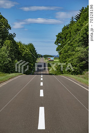 北海道の直線道路 70328196