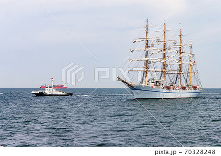 湾内を航行する帆船と先導するタグボート 湾内を航行する帆船と先導するタグボート 70328248