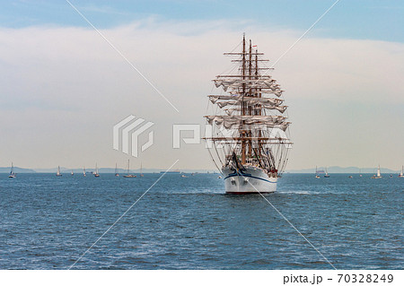 湾内を航行する帆船とヨット 70328249