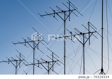 多数の家庭用テレビ電波受信アンテナ 70328334