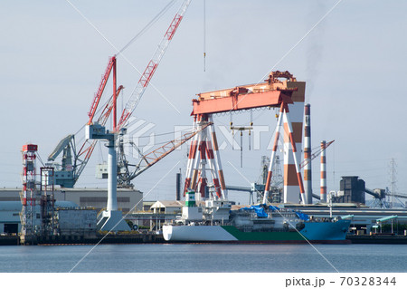 坂出の造船所のクレーンの風景 坂出の造船所のクレーンの風景 70328344