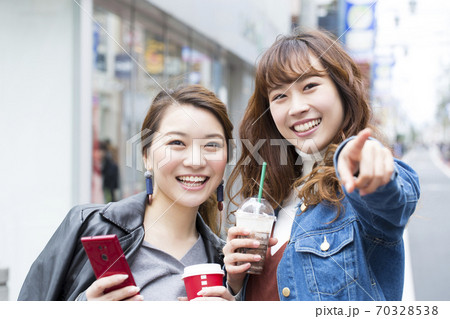 外出する女性 外出する女性 70328538