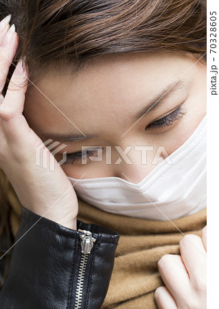 体調の悪い女性 体調の悪い女性 70328605