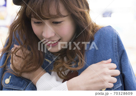 寒がる女性 70328609