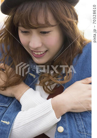 寒がる女性 70328610