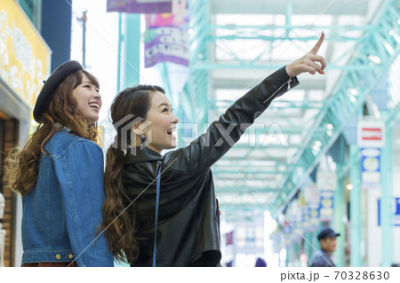 街中を歩く女性 街中を歩く女性 70328630