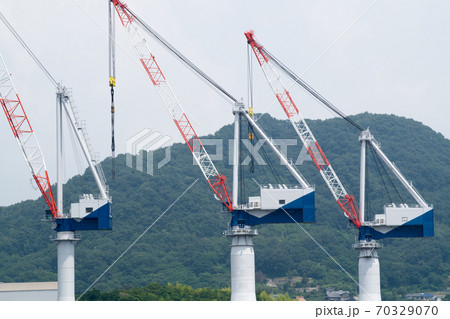 造船所のクレーン群の景色 造船所のクレーン群の景色 70329070