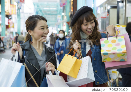 買い物をする女性 70329109
