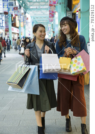 買い物をする女性 買い物をする女性 70329112