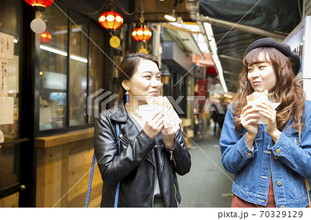 食べ歩きをする女性 食べ歩きをする女性 70329129