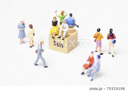 日曜日の街角 70329198