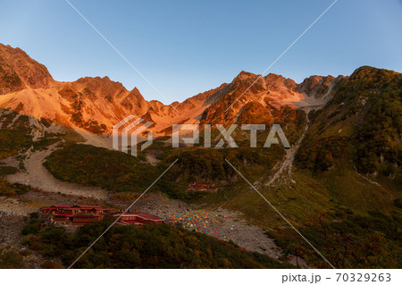 涸沢カールから穂高連峰モルゲンロート 70329263