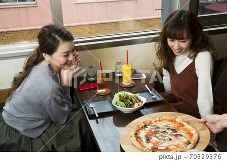 カフェで食事をする女性 70329376