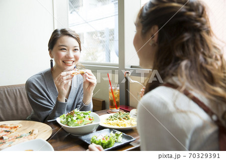 カフェで食事をする女性 カフェで食事をする女性 70329391