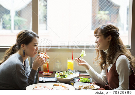 カフェで食事をする女性 70329399