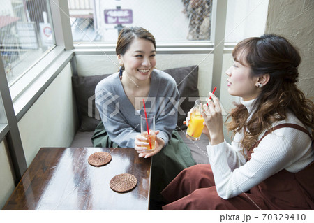 カフェでお茶する女性 カフェでお茶する女性 70329410