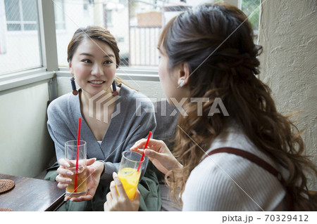 カフェでお茶する女性 カフェでお茶する女性 70329412