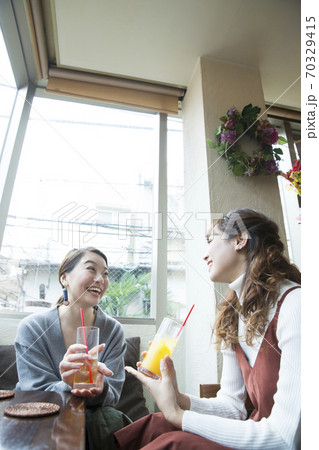 カフェでお茶する女性 カフェでお茶する女性 70329415