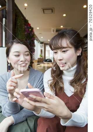 カフェで談笑する女性 カフェで談笑する女性 70329420