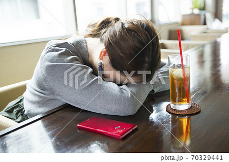 落ち込む女性 落ち込む女性 70329441