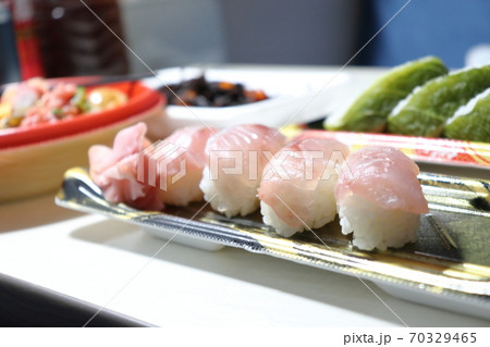 キャンピングカー 車中泊 食事はムツの握りと海鮮丼 の写真素材
