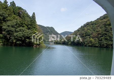 初秋の庄川峡と遊覧船 70329489
