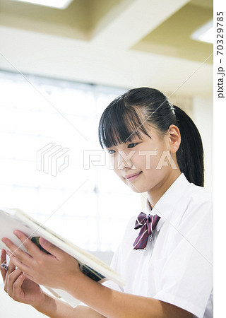 教科書を読む女子学生 教科書を読む女子学生 70329785