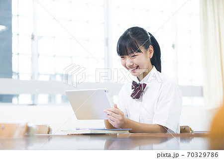 女子中学生 女子高生 授業 タブレット 女子中学生 女子高生 授業 タブレット 70329786