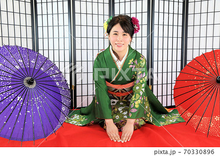 成人前撮りスタジオ撮影、振り袖姿で三つ指をする日本人女性 成人前撮りスタジオ撮影、振り袖姿で三つ指をする日本人女性 70330896