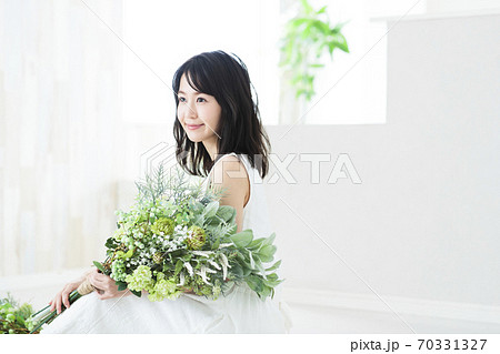 女性 花 花束 ボタニカル ライフスタイルの写真素材