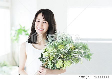 女性 花 花束 ボタニカル ライフスタイル 女性 花 花束 ボタニカル ライフスタイル 70331341