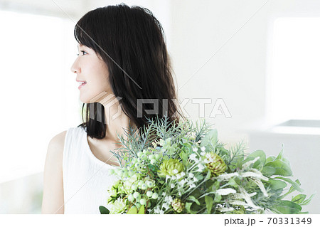 女性　花　花束　ボタニカル　ライフスタイル 70331349
