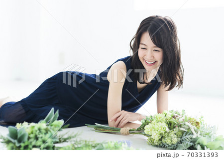 女性 花 花束 ボタニカル ビューティー ライフスタイル 女性 花 花束 ボタニカル ビューティー ライフスタイル 70331393