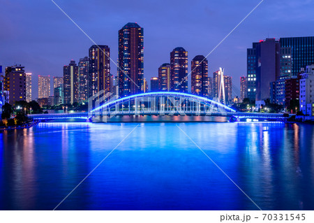 東京 永代橋と高層マンションの夜景 東京 永代橋と高層マンションの夜景 70331545