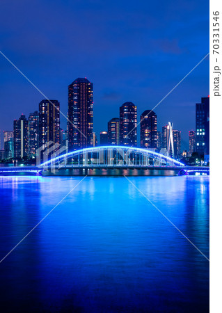 東京 永代橋と高層マンションの夜景 東京 永代橋と高層マンションの夜景 70331546
